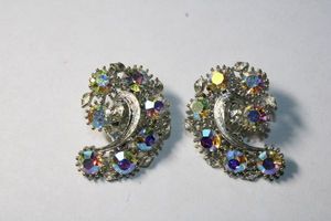 lot 230 image: Signed Lisner (1938-1985) faceted aurora borealis and rhinestone clip earrings. Marked Lisner on back. All stones present.