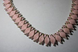 lot 232 image: Signed Lisner pink thermoset and pink enamel necklace. Marked Lisner on clasp hook. All pieces present. 17L