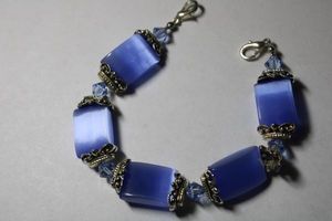 lot 234 image: Blue Thermoset vintage bracelet. 7.5L Lobster clasp. Circa 1940-1960s