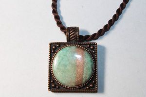 lot 256 image: Signed Magnabilities woven 16L necklace with metal copper colored magnet frame and separate magnet (green with copper line). Magnets can be changed and more purchased at Maganabilities.com