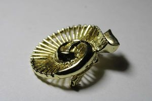 lot 264 image: Signed Gerrys broochpin in swirl for. Marked Gerrys on reverse. 1.5W