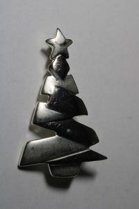 lot 267 image: Signed Danecraft ChristmasHoliday Tree broochpin. Marked Danecraft on reverse. Matte & polished metal. 2H