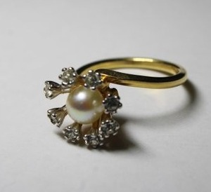 lot 277 image: Signed Park lane gold plated pearl and rhinestone ring. Marked Park Lane inside. Size 10