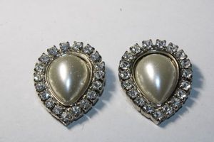 lot 290 image: Signed S G DOR rhinestone and pearl shoe clips. Marked on reverse clip. Circa 1950s.