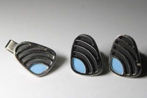lot 296 image: Signed Speidel enamel cufflink and tie bar set. Marked Speidel. 1960s