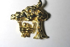 lot 318 image: Signed fully SCARCE articulated tree swing movement broochpin with moon and owl. Only one found on Internet with incorrect attribution. Has hallmark on back. 2 x 2