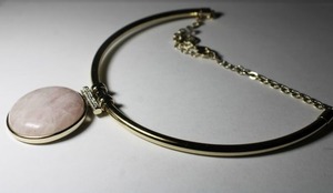 lot 320 image: Signed White House Black Market (part of Chicos brand) pink glass disc slide pendant on half moon rigid collar 14L necklace. Has WHBM hang tag.