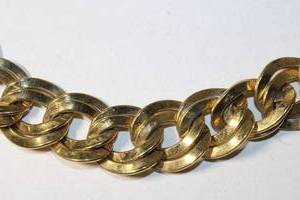 lot 332 image: Signed Monet interlocked gold plated large flat link chunky collar necklace. 16L with 1 extender. Marked Monet on hook clasp.