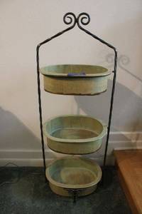 lot 123 image: Home dcor Twisted iron frame with 3 oval wooden bowls