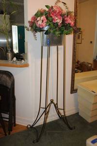 lot 128 image: Metal stand (measures 61.5 high) plus flower arrangement