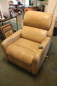 lot 129 image: Electric recliner with remote (may need new batteries - remote didnt work)