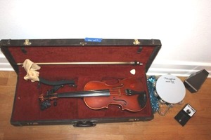lot 137 image: Musical instrument lot Violin, tambourine, metronome and tuner