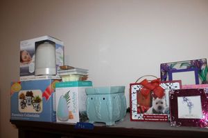 lot 164 image: Wax melts, Oil diffusers, Wall vases and Small photo frames