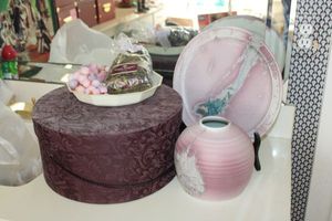 lot 190 image: Vase and platter has Indian River Pottery tag, potpourri and nesting round hat boxes