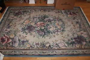 lot 149 image: Area rug - 54x79 Green with flowers