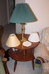 lot 220 image: Vintage round 2-tier side table with lamp
