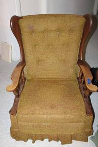 lot 221 image: Vintage green recliner