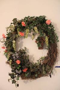 lot 203 image: Large grapevine wreath with birdhouse