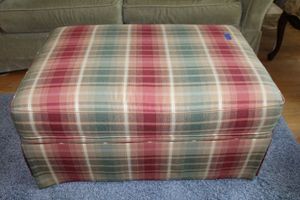 lot 21 image: Bassett Plaid Upholstered Ottoman with wheels - 39x26