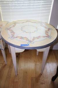 lot 16 image: Painted 24 round table