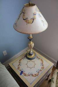 lot 19 image: Painted 18.25 square table, 21 Height, plus matching table lamp