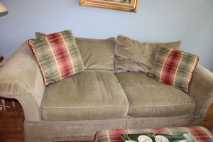 lot 22 image: Bassett Couch Sofa with extra pillows - Approx. 89x42x28
