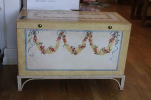 lot 25 image: Painted chest with blankets measures Approx. 30x14x20.5