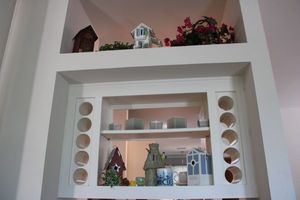 lot 47 image: Home Dcor Birdhouses, square candle holders, coffee mugs, floral arrangements