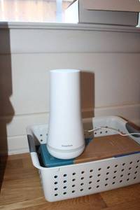 lot 32 image: SimpliSafe Base station and remote
