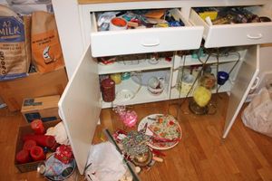 lot 49 image: Generous amount of candles, candle holders, and more, see photos.