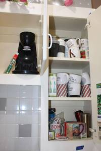 lot 58 image: GE dual mug coffee maker and coffee mugs plus tea infusers