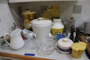 lot 62 image: Vintage kitchen items, air popcorn popper, and wax melt warmer