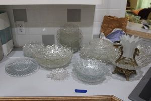 lot 72 image: Vintage Mid Century Sunflower Petal Glassware Set