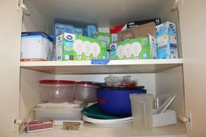 lot 76 image: Lightbulbs, plastic food storage containers