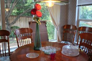lot 276 image: Princess House glass dime cake plate, tall green vase and table decorations