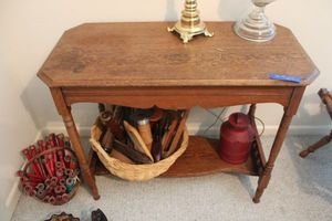 lot 252 image: Oak side table (not contents)