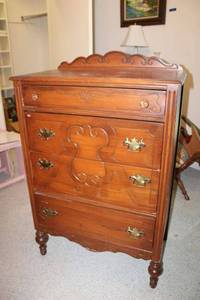 lot 254 image: Vintage or antique 4-drawer Dresser with dovetail drawers.