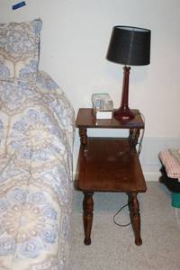 lot 257 image: Vintage 2-tier side table with lamp and lightbulbs