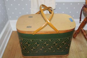 lot 277 image: Vintage picnic basket with yellow plastic dish set, see photos