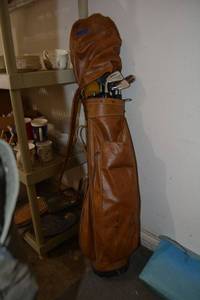 lot 279 image: Vintage Golf club set with brown leather bag and cover, see photos