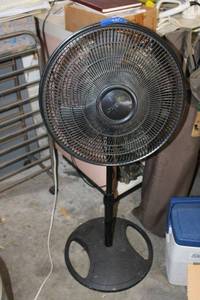 lot 305 image: Lasko black pedestal fan
