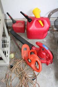 lot 326 image: Leaf blower, hedge trimmer, extension cord and gas cans