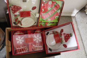 lot 340 image: Hallmark Christmas Plate Sets, still in packaging
