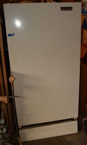lot 261 image: Sears Cold spot Upright Frostless Freezer model 2530 32x29x67