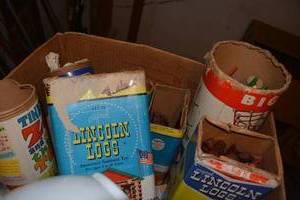 lot 260 image: Lincoln Logs, Tinker Toys and little green soldiers
