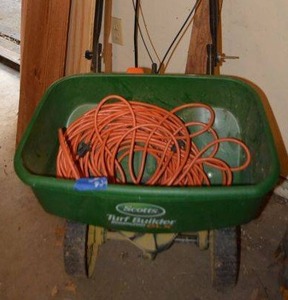 lot 265 image: Scotts Turf Builder DLX spreader and extension cord