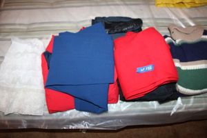 lot 156 image: Winter ski bids, gloves and sweater