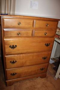 lot 177 image: 4-Drawer Dresser - 30x19x42 - with contents