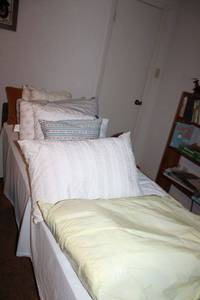 lot 184 image: Bed pillows and quilt