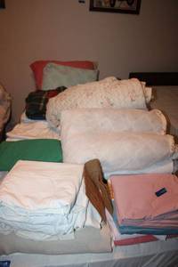 lot 186 image: Bed sheets, blankets and pillows